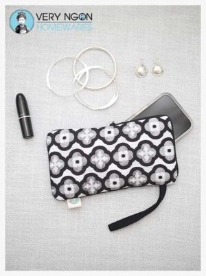 Phone pouch - Sol Anc, Anais, on couch