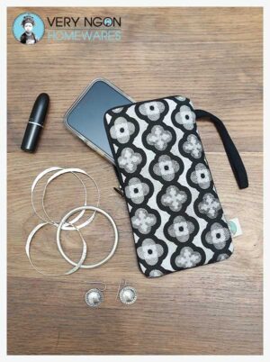 Phone pouch - Sol Anciennes, Anais, on table