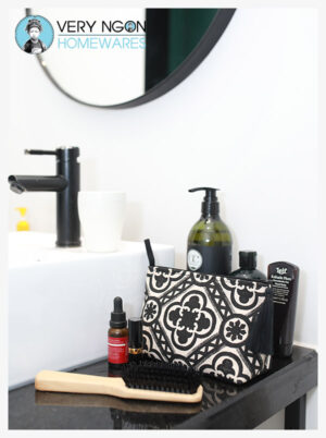 Travel pouch small - Sol Anc, Petales de Indochine - in bathroom