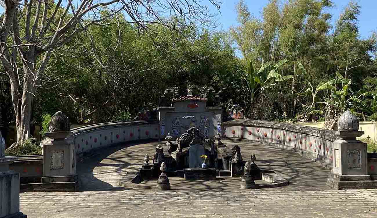 Go Cong - Royal Mausoleums
