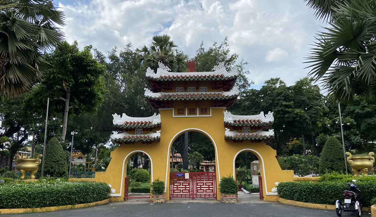 Le Van Duyet mausoleum entry